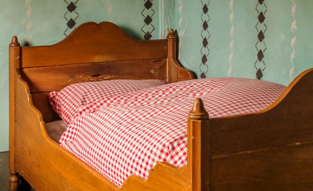 5-old-fashioned-bed_44238800_SMALL