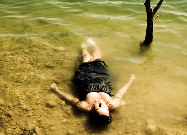 9-body-in-water_000007726868_Small