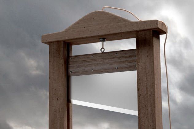 10b-guillotine-526088573