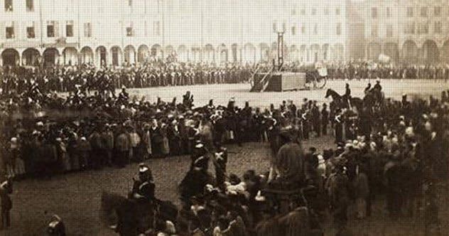 9b-crowd-waiting-for-execution