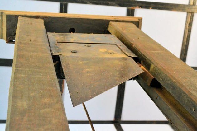 1a-old-guillotine-464077213