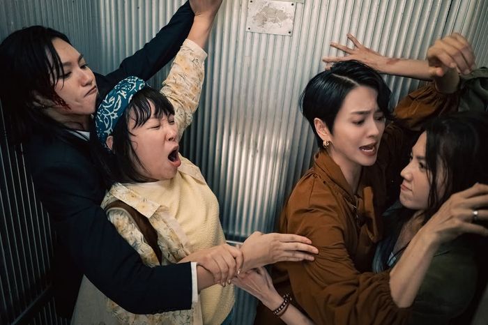 Bộ phim mở đầu bằng một cảnh đánh ghen đầy kịch tính