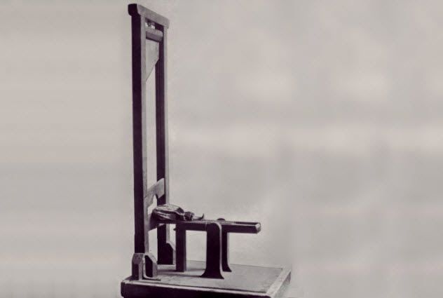 10d-toy-guillotine-french-revolution