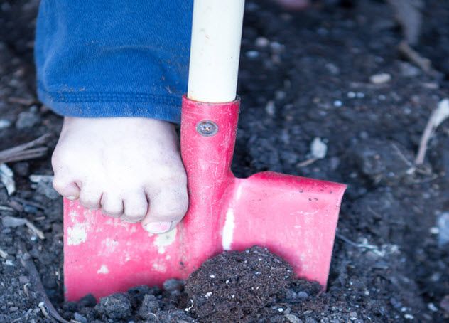 3-boy-foot-on-shovel_40081742_SMALL