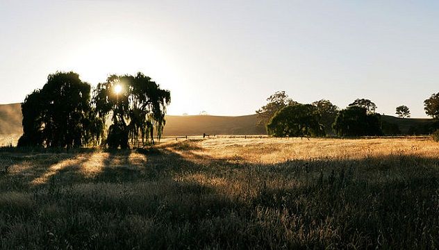 1280px-Dawn_at_swifts_creek_panorama
