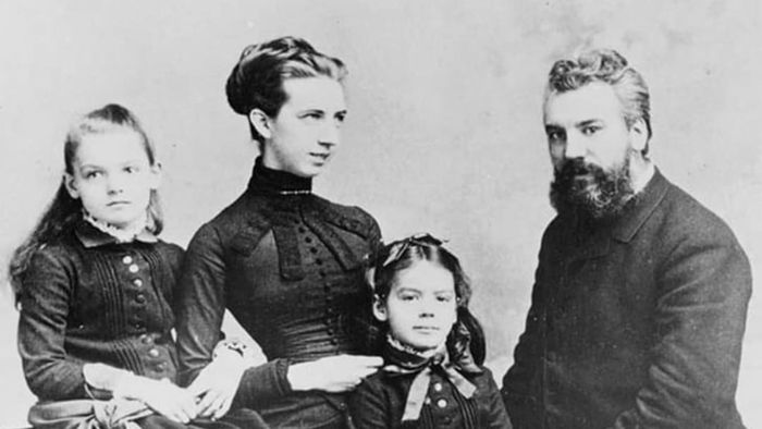 Alexander Graham Bell alongside his wife, Mabel Gardiner Hubbard, and two of their children