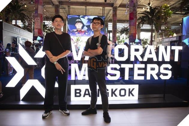 VALORANT Masters Bangkok 2025: Cặp Đôi Trẻ Hạnh Phúc Cùng Người Hâm Mộ Tận Hưởng Niềm Vui Chung
