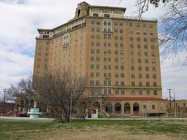 640px-BakerHotelTX