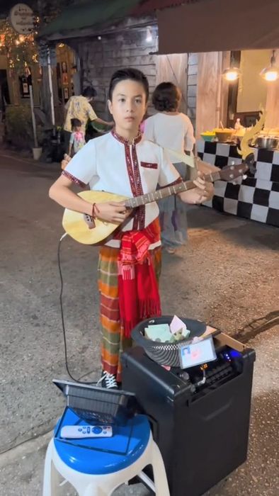 แสดงทักษะการดีดพิณเปิดหมวก