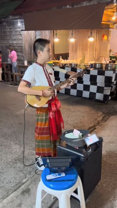 โชว์ฝีมือดีดพิณเปิดหมวก