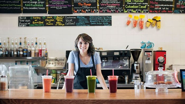 teen working at a smoothie bar