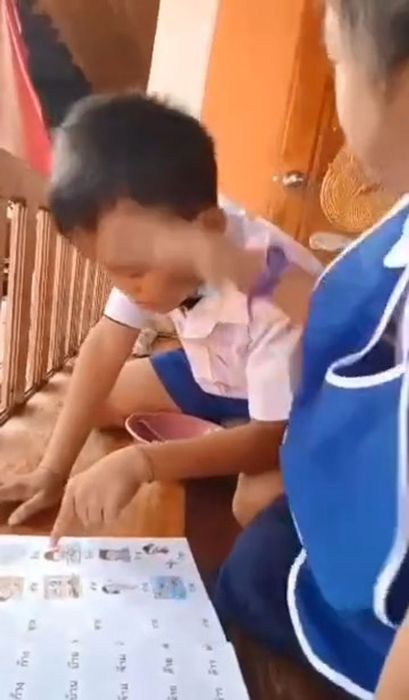 สองพี่น้องเริ่มทะเลาะกัน