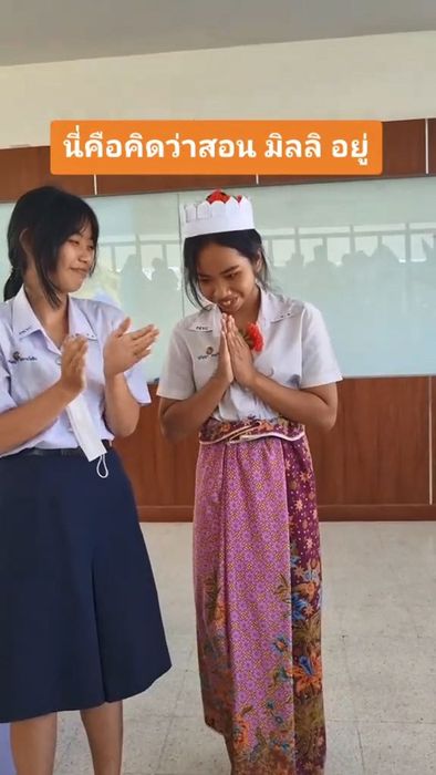 นักเรียนคนนี้มีใบหน้าที่คล้ายมิลลิอย่างน่าป惊叹