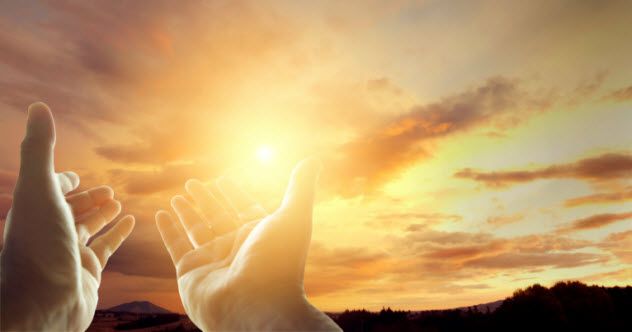 hands-to-heaven-485850199-632x332