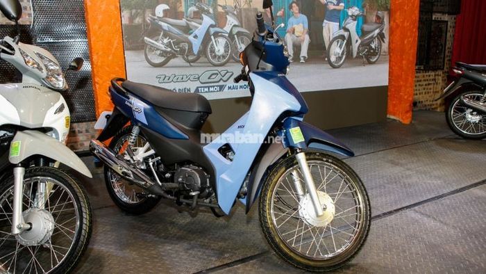 Logo dập nổi 3D trên xe Wave Alpha 2025