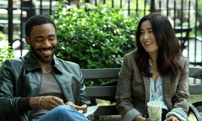 Donald Glover và Maya Erskine trong Mr. & Mrs. Smith