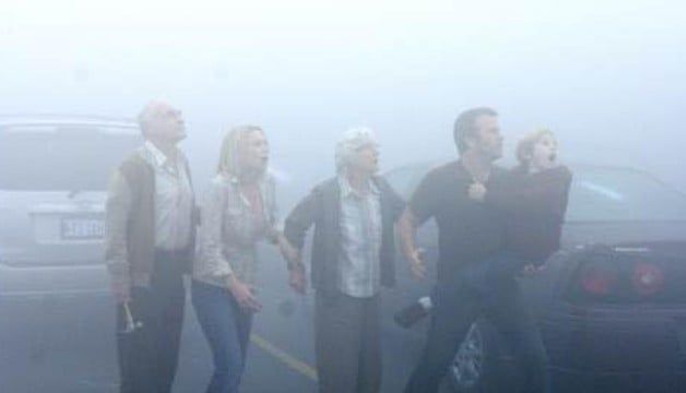 Thomas Jane, Jeffrey DeMunn, Laurie Holden, Frances Sternhagen, và Nathan Gamble trong The Mist