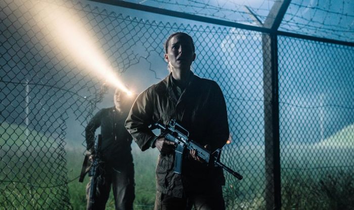 Natalie Portman và Gina Rodriguez trong Annihilation