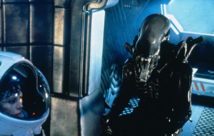 Sigourney Weaver, Bolaji Badejo, và Percy Edwards trong Alien