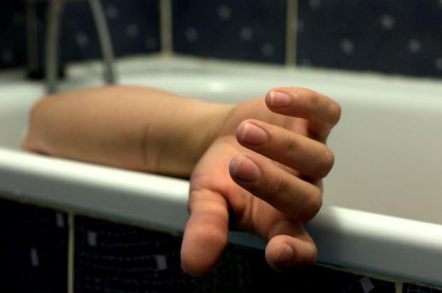 7-dead-woman-bathtub_000025563400_Small