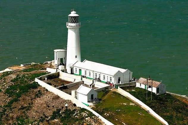 800px-South_Stack_Lighthouse,_Wales-28May2007b