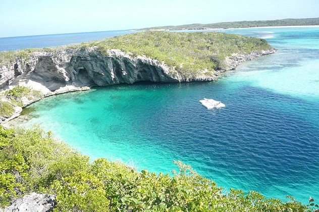 800px-Dean_Blue_Hole_Long_Island_Bahamas_20110210