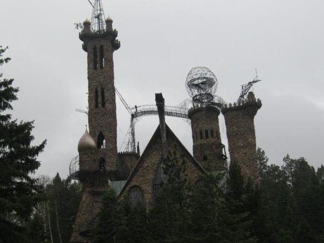 2009_picture_of_Bishops_Castle_Construction