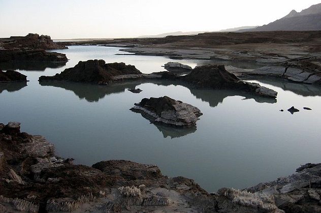 PikiWiki_Israel_37805_Sinkhole_at_The_Dead_Sea