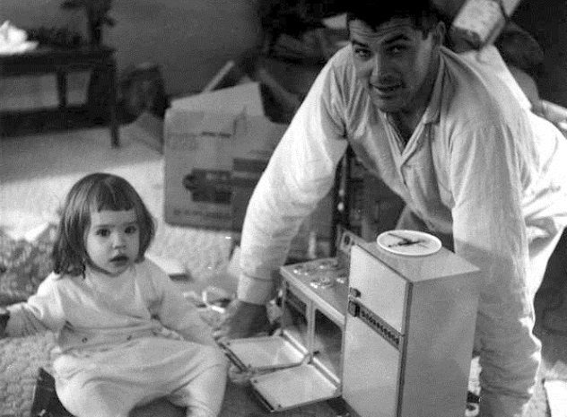 Father_and_daughter_w_Easy_Bake_Oven