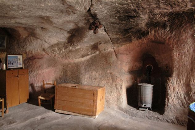 800px-Alcolea_del_Pinar,_Casa_de_Piedra_PM_05732