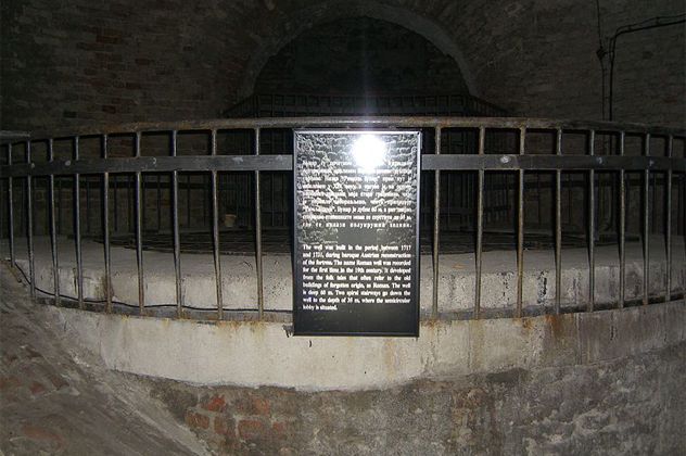 4- roman well