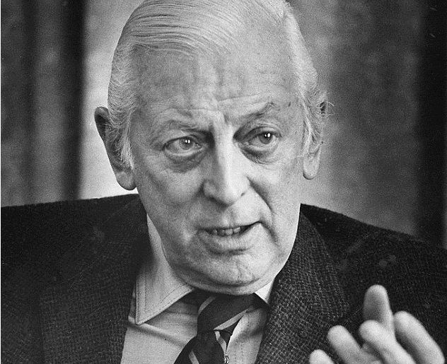 677px-Alistair_Cooke,_head-and-shoulders_portrait,_facing_front,_gesturing_with_left_hand,_during_interview,_March_18,_1974