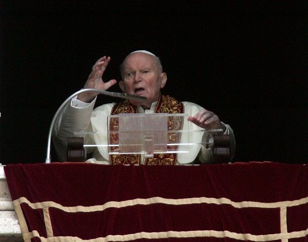 Tourists And Pilgrims Flock To Vatican For Easter