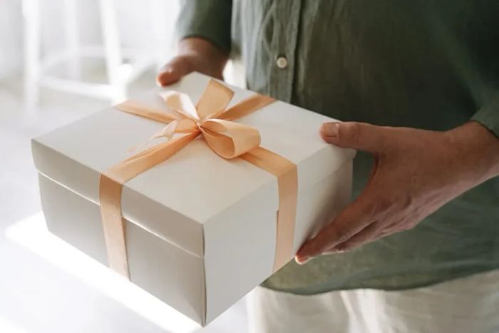 Bạn trai tặng quà sinh nhật cho bạn gái