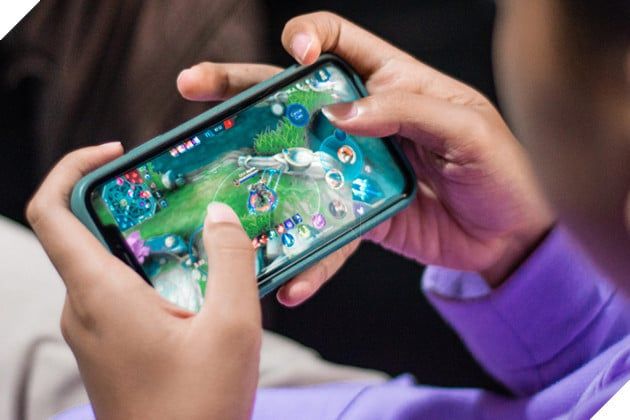 Cô giáo xinh đẹp áp dụng hình phạt thông minh cho học sinh chơi game trong giờ học