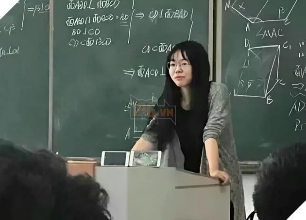 Cô giáo xinh đẹp xử lý học sinh chơi game trong giờ học một cách đầy sáng tạo và hiệu quả