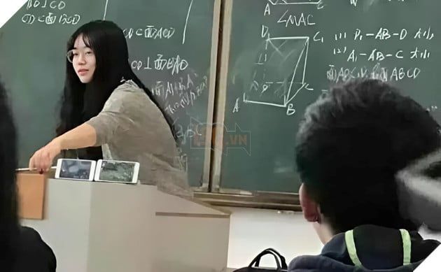 Cô giáo xinh đẹp áp dụng hình phạt thông minh cho học sinh chơi game trong giờ học