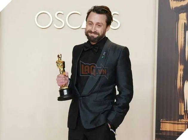 Kieran Culkin Không Chỉ Có Tượng Vàng Mà Còn Đón Nhận Niềm Hạnh Phúc Lớn Khi Đoạt Giải Nam Phụ Xuất Sắc Nhất Tại Oscar 2025