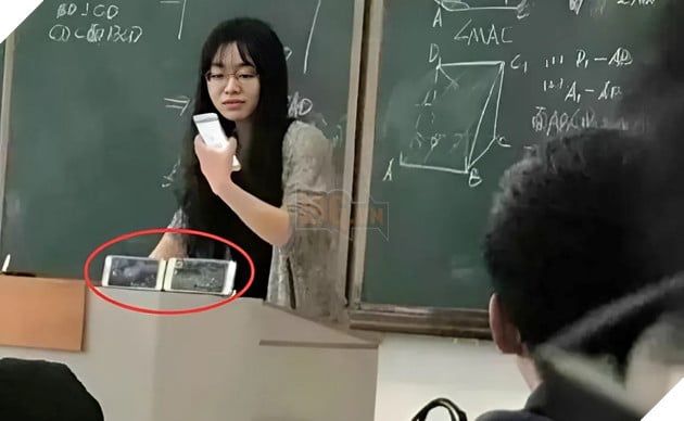 Cô giáo xinh đẹp xử lý học sinh chơi game trong giờ học một cách đầy khéo léo