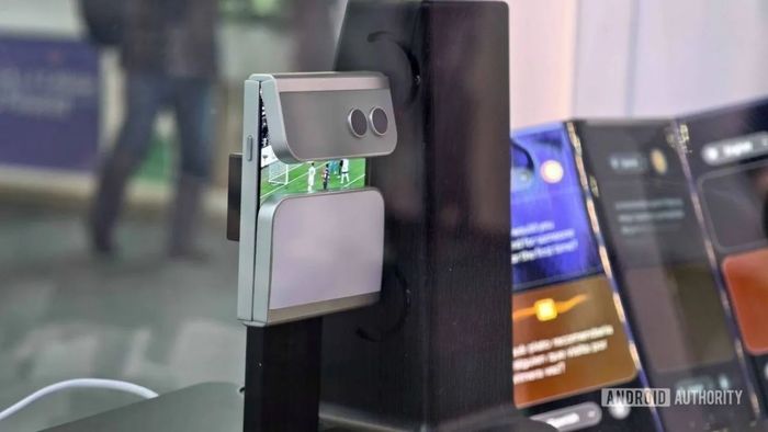Samsung còn mang đến Asymmetric Flip, mẫu điện thoại gập với thiết kế độc đáo và đột phá