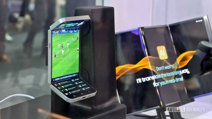 Samsung giới thiệu Asymmetric Flip với thiết kế 2 bản lề độc đáo và khác biệt