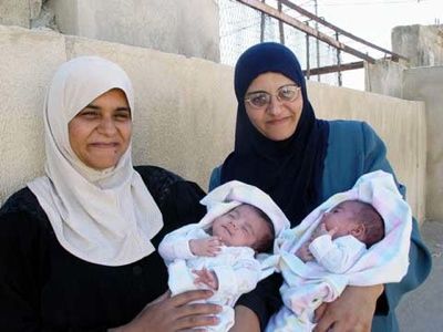 674Twins And Mother