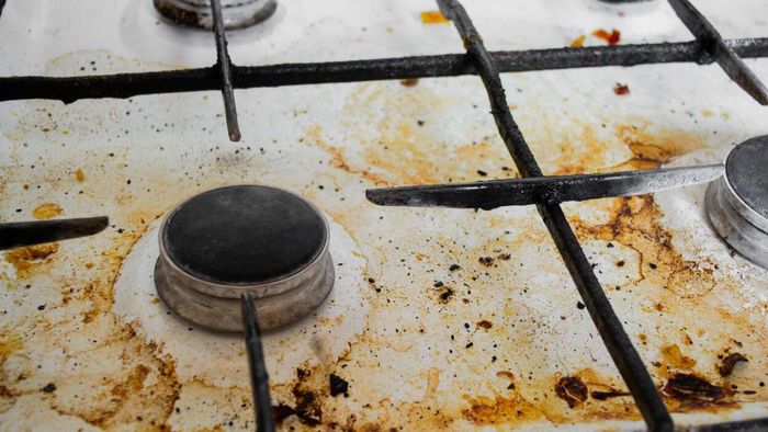 Manage stovetop spills
