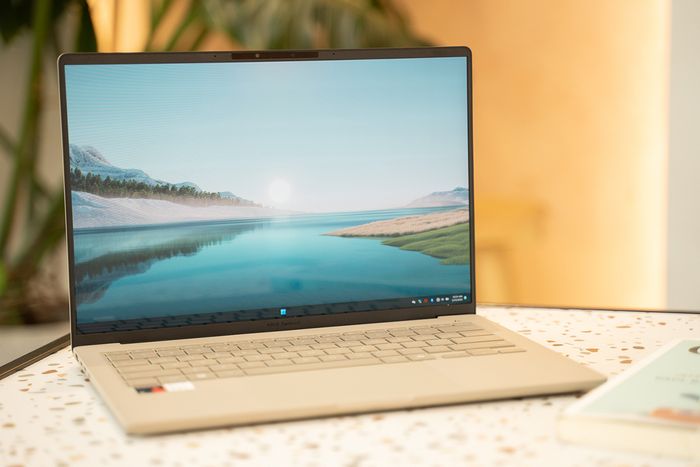 Zenbook A14 sở hữu thời lượng pin ấn tượng, lên đến 28 giờ xem video trực tuyến.