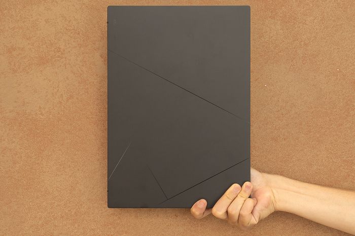 Khung máy Zenbook 14 được chế tác từ kim loại nguyên khối, mang đến vẻ ngoài sang trọng và cao cấp.