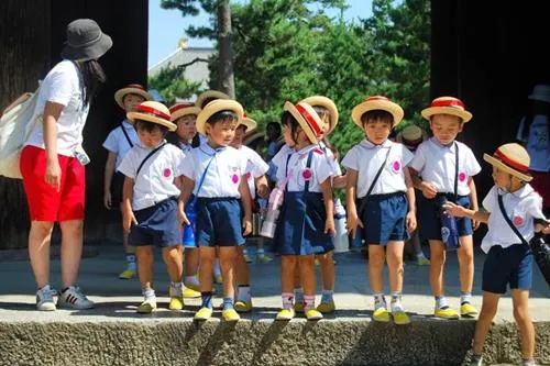 Phương pháp nuôi dạy con kỳ lạ tại các quốc gia