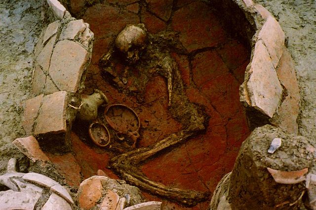 640px-Jar_burial