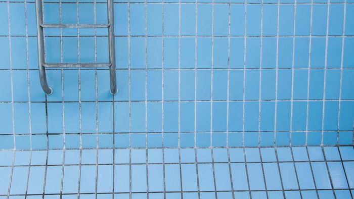 Clean and eliminate stains in swimming pools