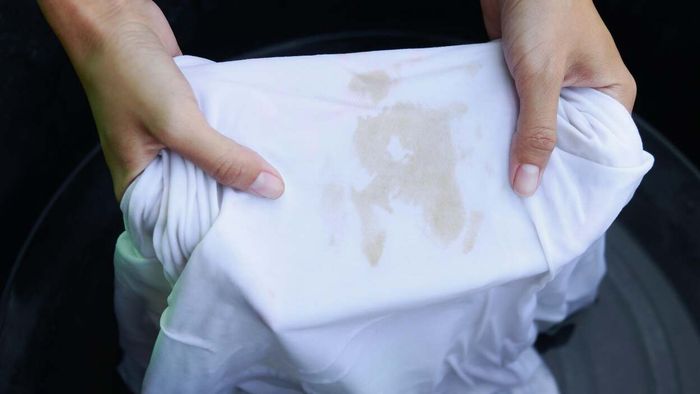 Restore brightness to white fabrics