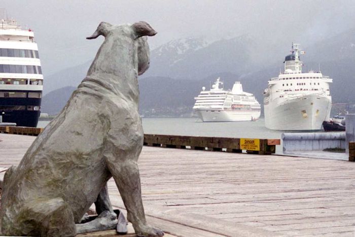 A statue honoring Patsy Ann in Juneau, Alaska.